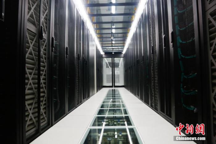 中国移动智算中心(呼和浩特)。内蒙古呼和浩特被誉为“中国云谷”,是全国一体化算力网络国家枢纽节点,毗邻京津冀。 钟一苏 摄