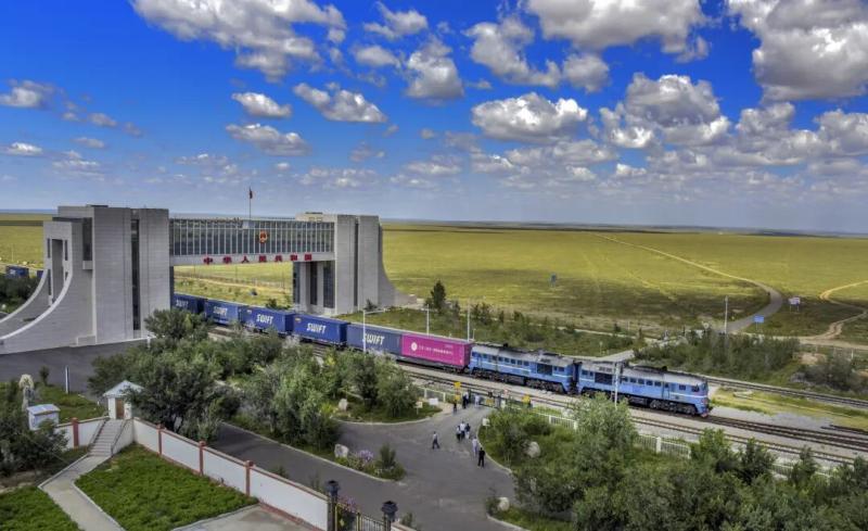 一列中欧班列缓缓驶入二连浩特国门。纪恩泉 摄