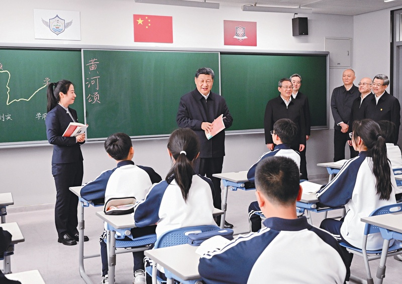 2026年3月23日,中共中央总书记、国家主席、中央军委主席习近平在河北雄安新区考察,并主持召开深入推进雄安新区高质量建设和发展座谈会。这是23日上午,习近平在北京四中雄安校区考察时,走进教室同师生亲切交谈。 新华社记者 谢环驰/摄